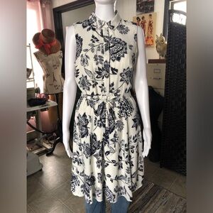 Floral Sleeveless Dress - Black and White
Banana Republic
Size 8